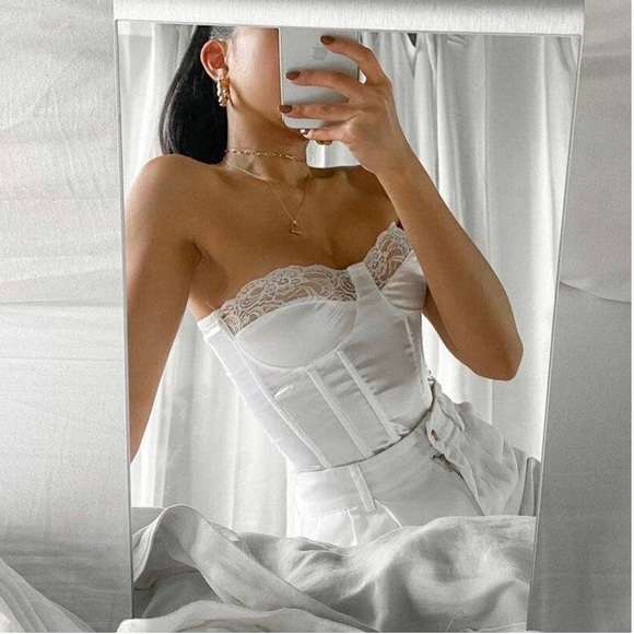 Vintage satin bustier with floral lace trim. 🤍 - Picture 2 of 5